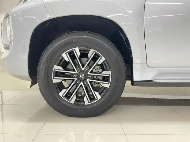 Mitsubishi Pajero Sport HPE 2.4