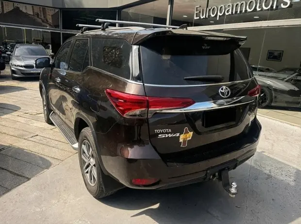 Toyota HILUX SW4 2.8 SRX 4X4 7 LUGARES 16V TURBO INTERCOOLER DIESEL 4P AUTOMÁTICO