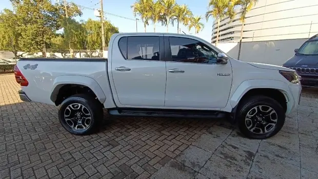 Toyota HILUX 2.8 D-4D TURBO DIESEL CD SRX 4X4 AUTOMÁTICO