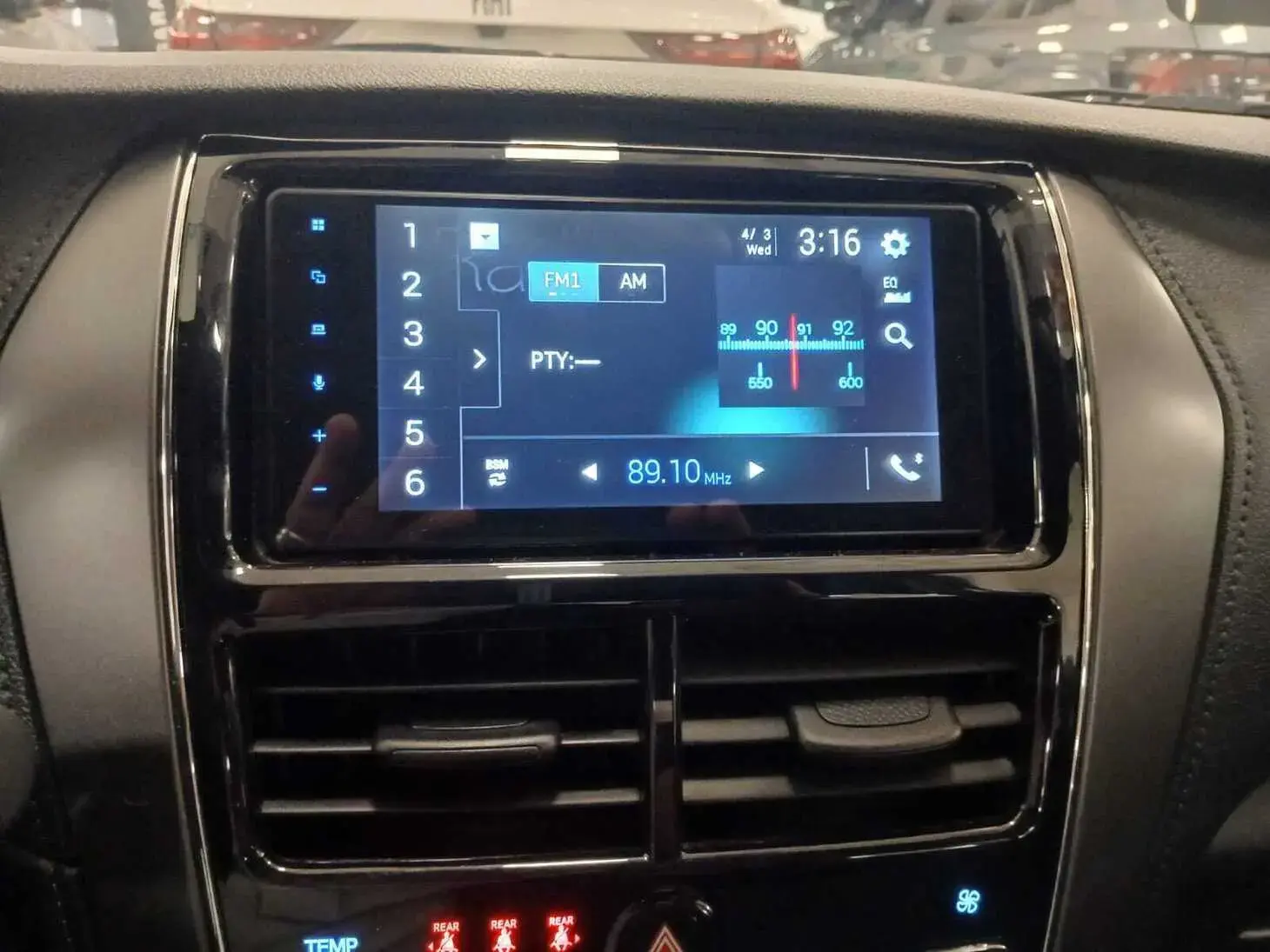 galeria Yaris Sedan