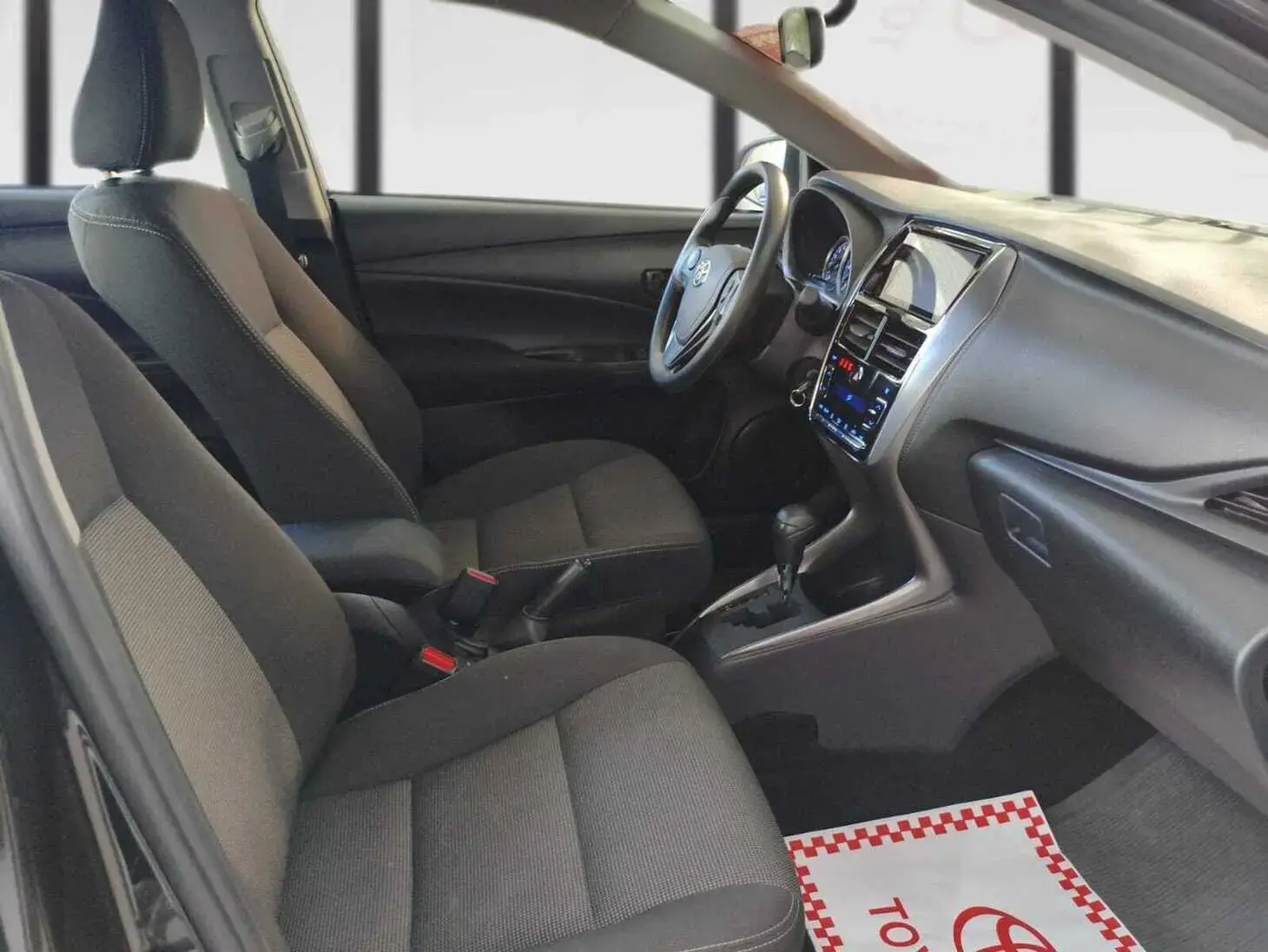 galeria Yaris Sedan