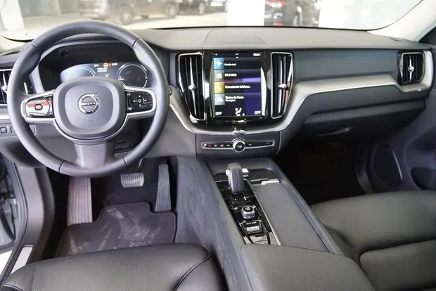 Volvo XC60 2.0 T8 HYBRID MOMENTUM AWD GEARTRONIC
