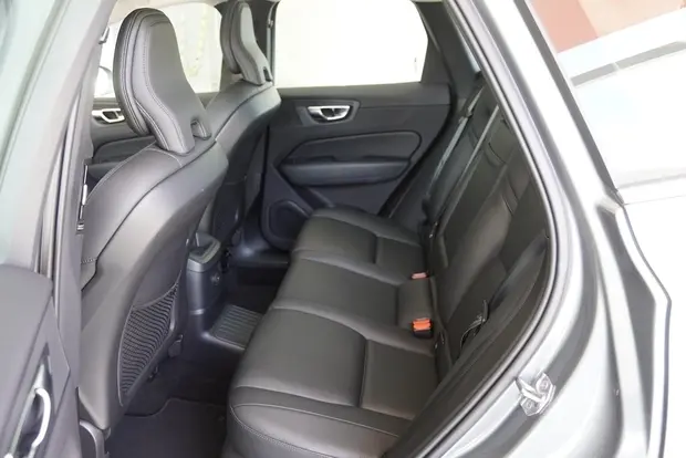 Volvo XC60 2.0 T8 HYBRID MOMENTUM AWD GEARTRONIC