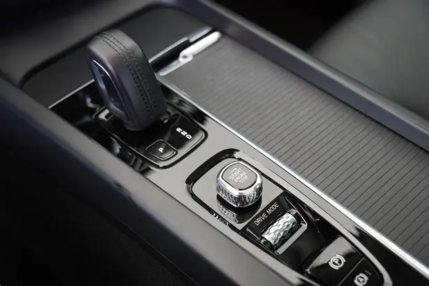 Volvo XC60 2.0 T8 HYBRID MOMENTUM AWD GEARTRONIC