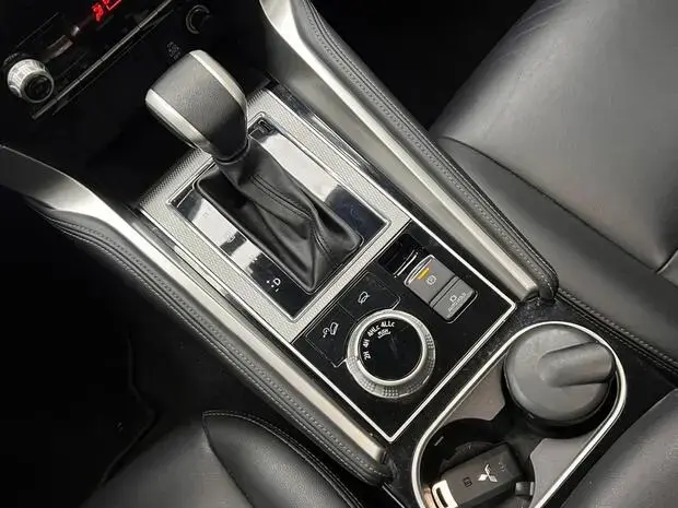 Mitsubishi Pajero Sport HPE-S 2.4