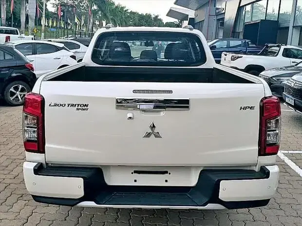 Mitsubishi L200 TRITON 2.4 16V TURBO DIESEL SPORT HPE CD 4P 4X4 AUTOMÁTICO
