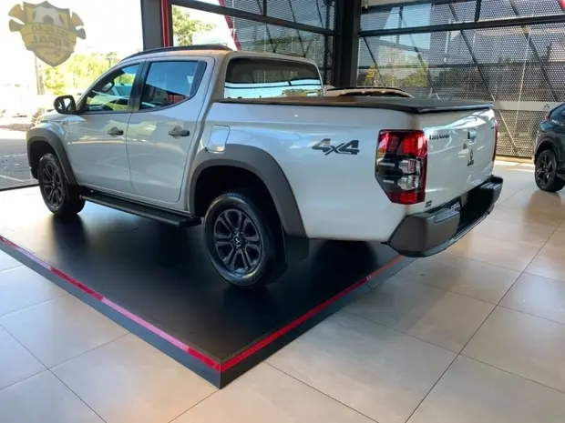Mitsubishi L200 TRITON 2.4 16V TURBO DIESEL SPORT OUTDOOR PLUS CD 4P 4X4 AUTOMÁTICO