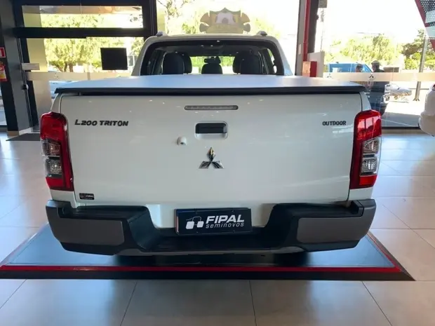 Mitsubishi L200 TRITON 2.4 16V TURBO DIESEL SPORT OUTDOOR PLUS CD 4P 4X4 AUTOMÁTICO