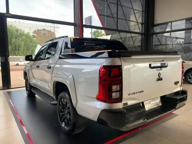Mitsubishi TRITON 2.4 BITURBO DIESEL CD KATANA 4X4 AUTOMÁTICO