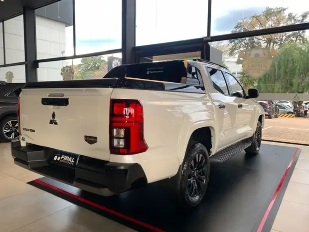 Mitsubishi TRITON 2.4 BITURBO DIESEL CD KATANA 4X4 AUTOMÁTICO