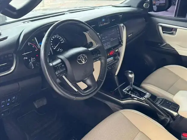 Toyota HILUX SW4 2.8 D-4D TURBO DIESEL DIAMOND 7L 4X4 AUTOMÁTICO