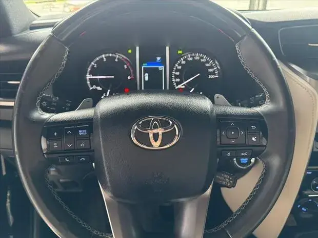 Toyota HILUX SW4 2.8 D-4D TURBO DIESEL DIAMOND 7L 4X4 AUTOMÁTICO