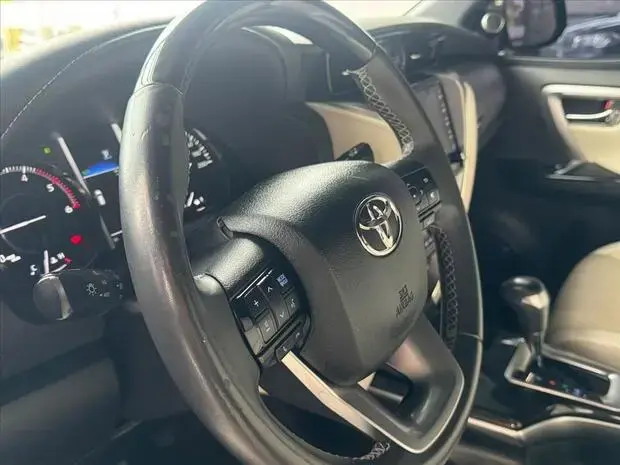 Toyota HILUX SW4 2.8 D-4D TURBO DIESEL DIAMOND 7L 4X4 AUTOMÁTICO