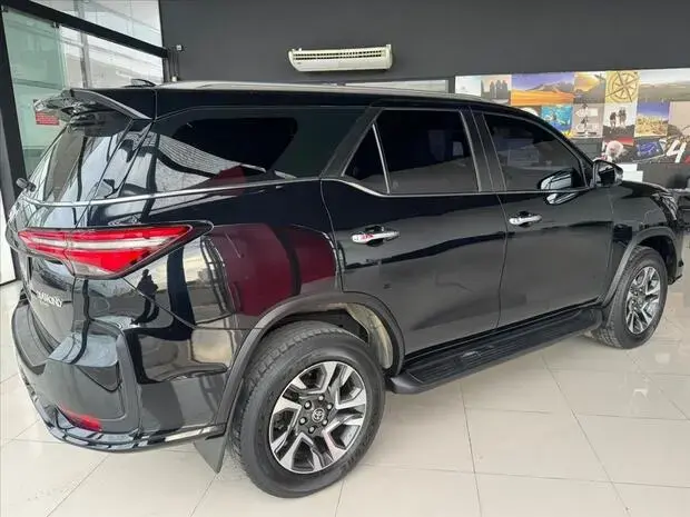 Toyota HILUX SW4 2.8 D-4D TURBO DIESEL DIAMOND 7L 4X4 AUTOMÁTICO