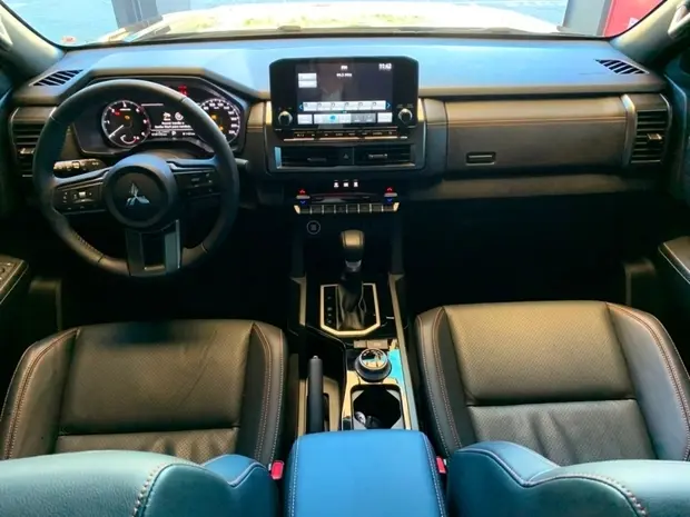 Mitsubishi TRITON 2.4 BITURBO DIESEL CD KATANA 4X4 AUTOMÁTICO