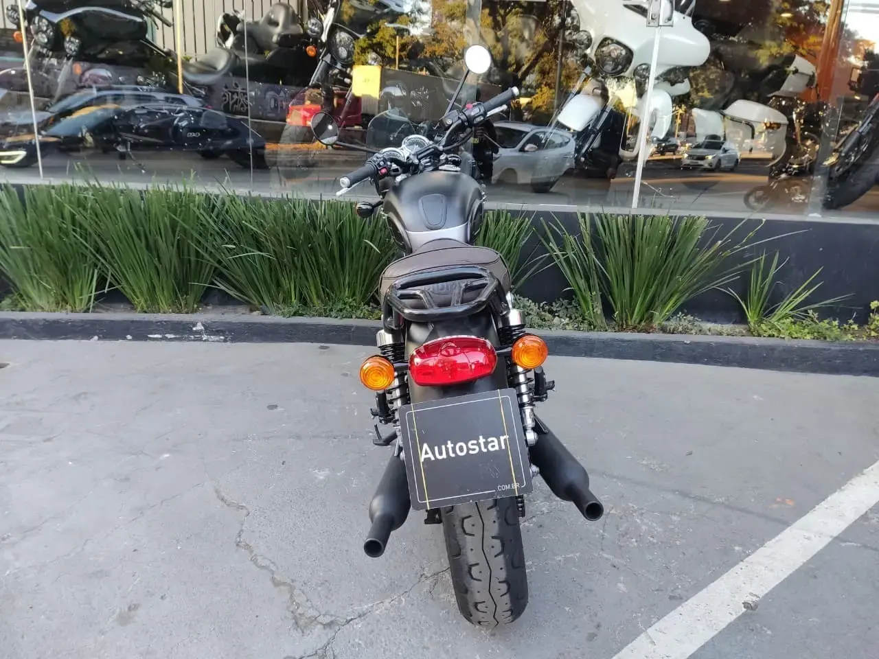 galeria Bonneville T120