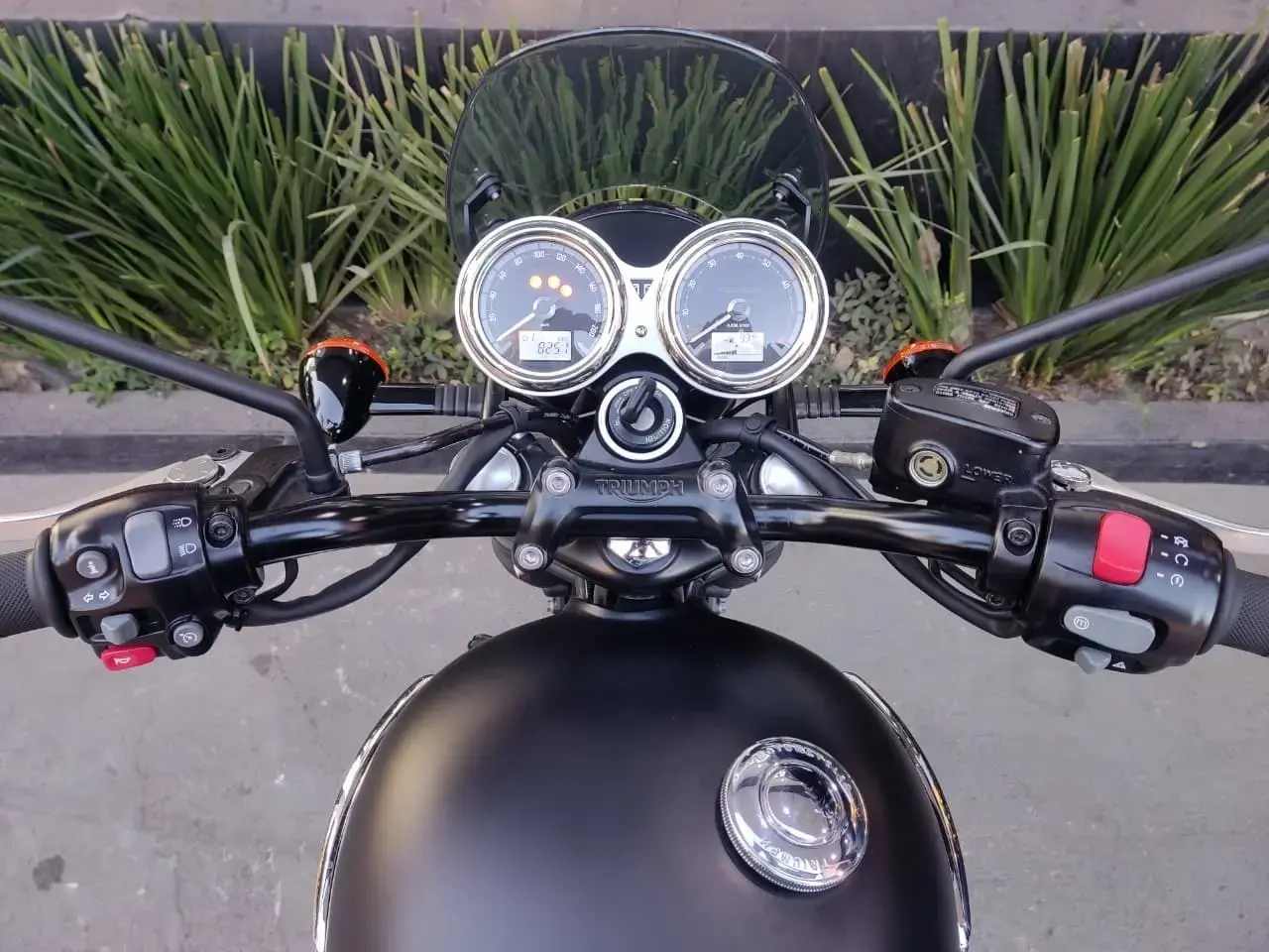 galeria Bonneville T120