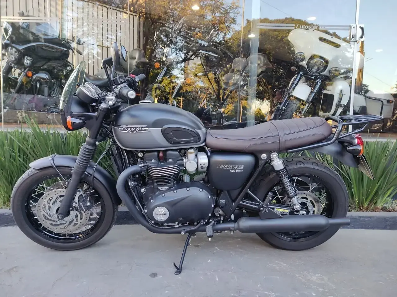 galeria Bonneville T120