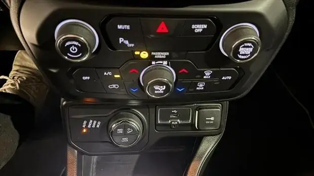 Jeep RENEGADE 1.8 16V FLEX LONGITUDE 4P AUTOMÁTICO