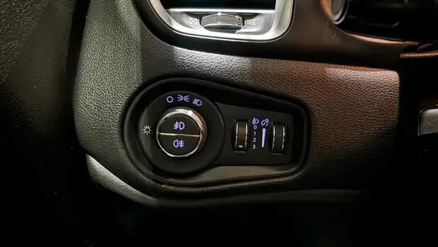 Jeep RENEGADE 1.8 16V FLEX LONGITUDE 4P AUTOMÁTICO