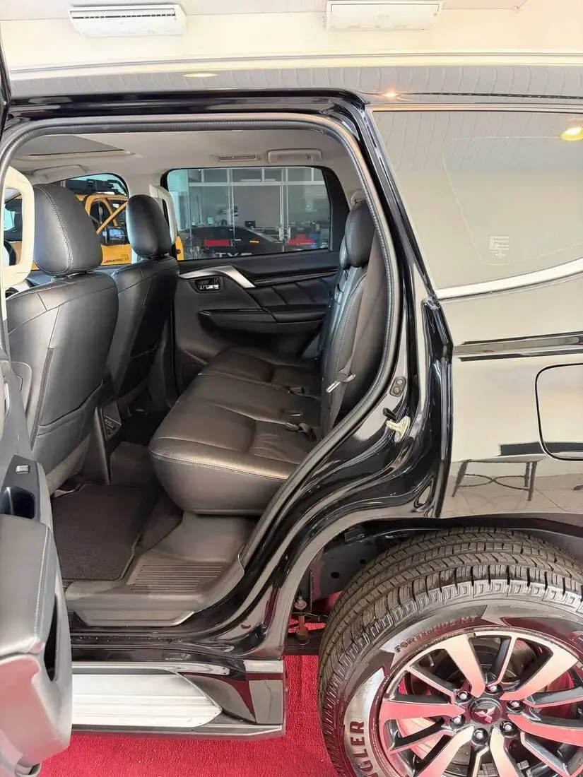 galeria PAJERO SPORT HPE 2.4 4x4 Diesel Aut.