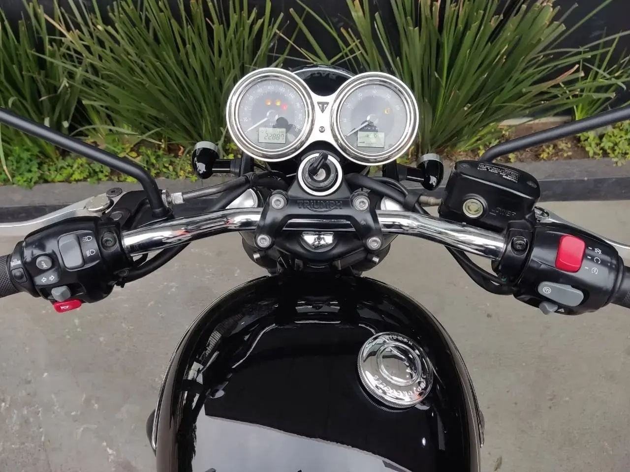 galeria Bonneville T120