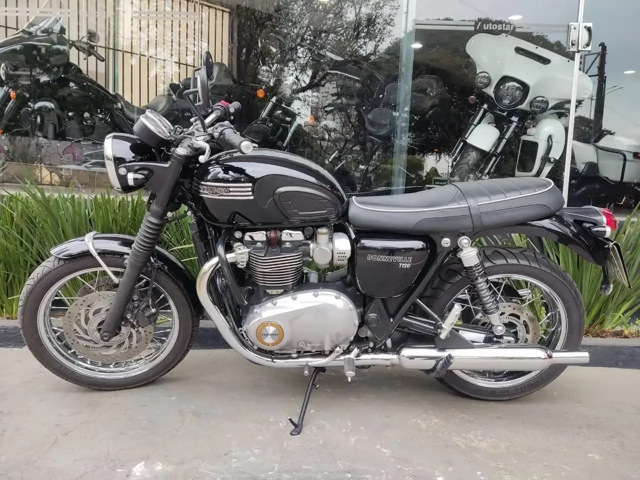 galeria Bonneville T120