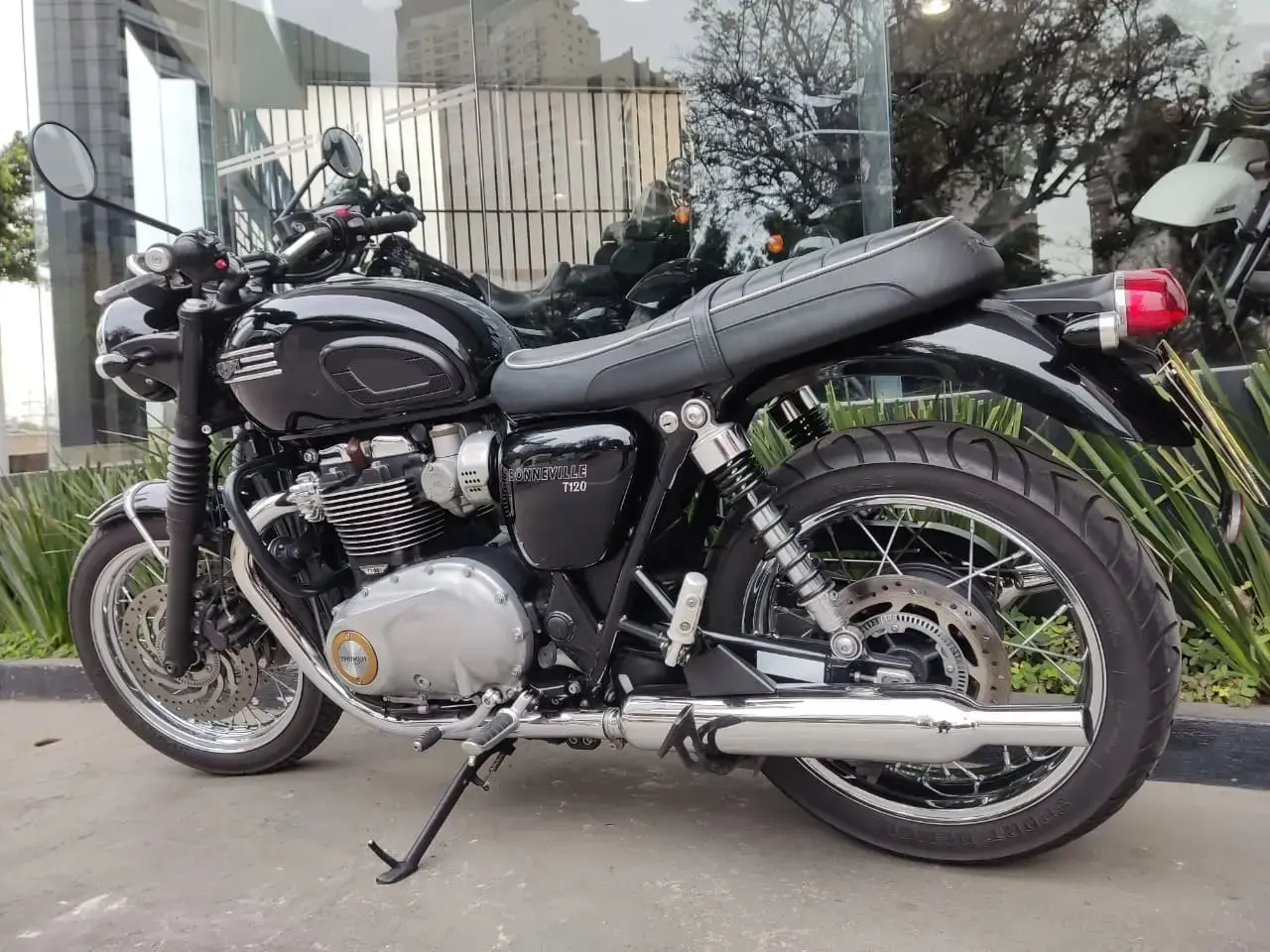 galeria Bonneville T120