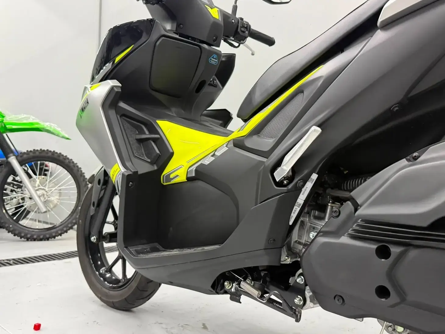 galeria AEROX CONNECTED ABS