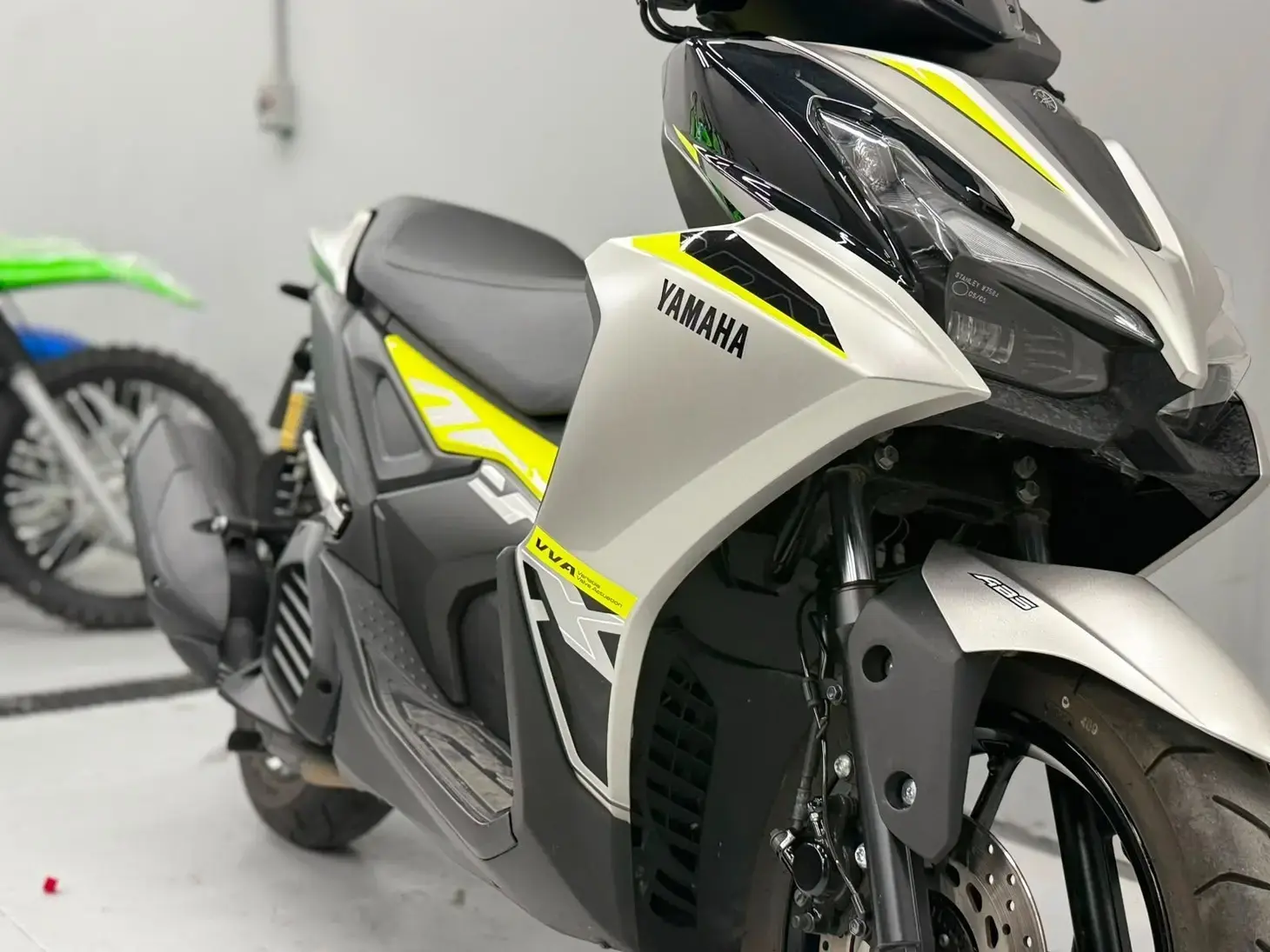 galeria AEROX CONNECTED ABS