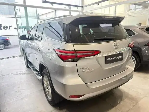 Toyota HILUX SW4 2.8 D-4D TURBO DIESEL SRX 4X4 AUTOMÁTICO