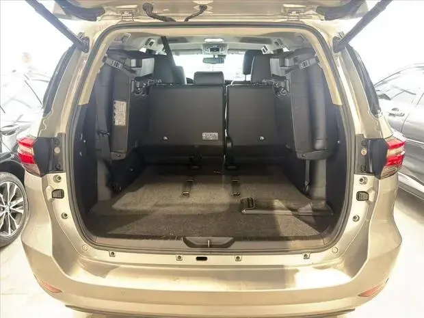 Toyota HILUX SW4 2.8 D-4D TURBO DIESEL SRX 4X4 AUTOMÁTICO