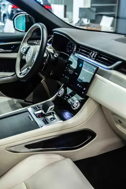 Jaguar F-Pace 2.0 R-Dynamic SE 404cv (Híbrido)