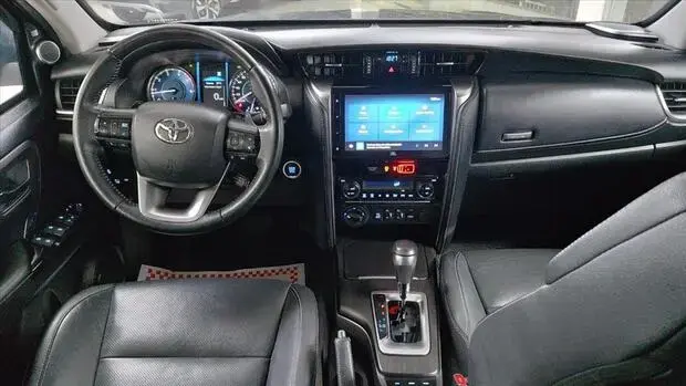 Toyota HILUX SW4 2.8 D-4D TURBO DIESEL SRX 7L 4X4 AUTOMÁTICO