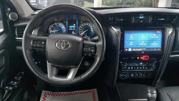 Toyota HILUX SW4 2.8 D-4D TURBO DIESEL SRX 7L 4X4 AUTOMÁTICO