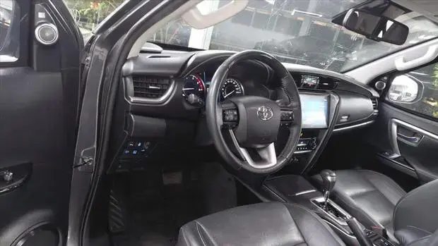 Toyota HILUX SW4 2.8 D-4D TURBO DIESEL SRX 7L 4X4 AUTOMÁTICO