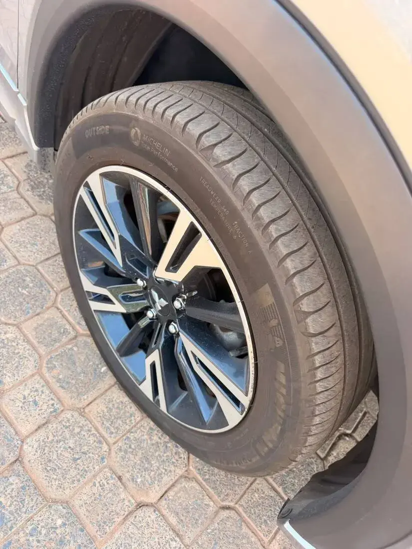galeria ECLIPSE CROSS HPE