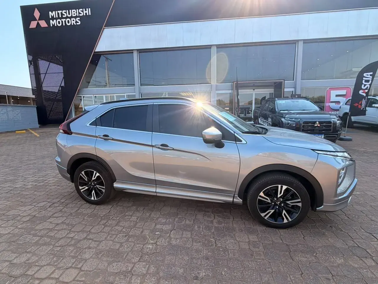 galeria ECLIPSE CROSS HPE