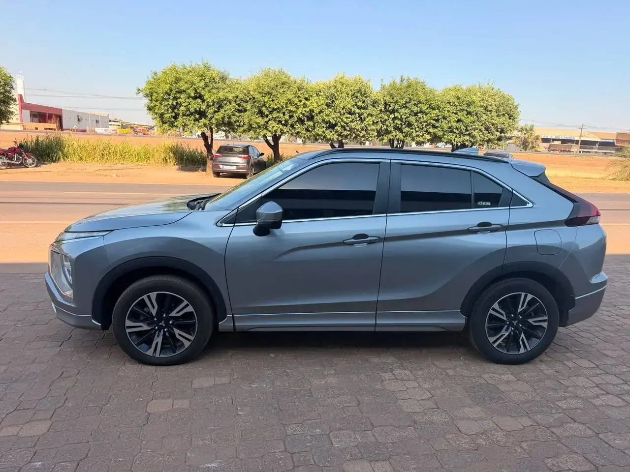 galeria ECLIPSE CROSS HPE