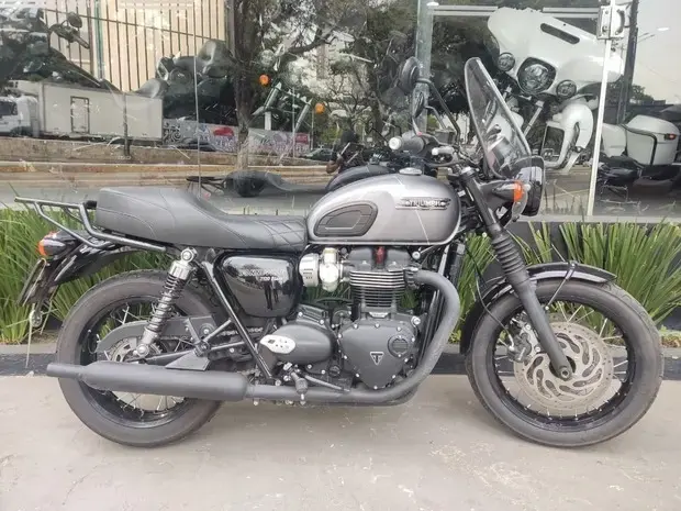 Triumph Bonneville T120 Black