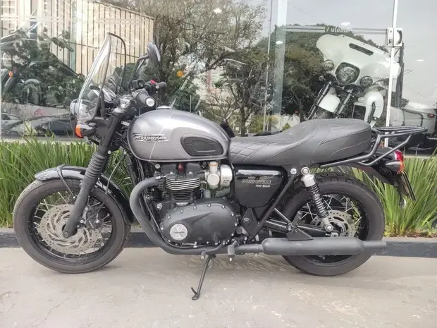 Triumph Bonneville T120 Black