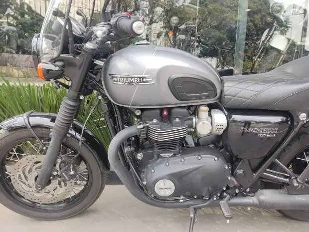 Triumph Bonneville T120 Black