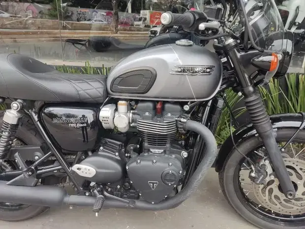 Triumph Bonneville T120 Black