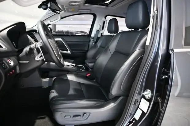 Mitsubishi Pajero Sport HPE-S 2.4