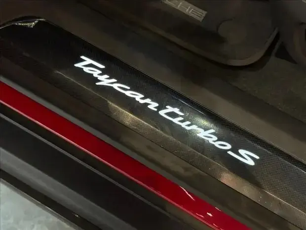 Porsche TAYCAN TURBO S ELÉTRICO