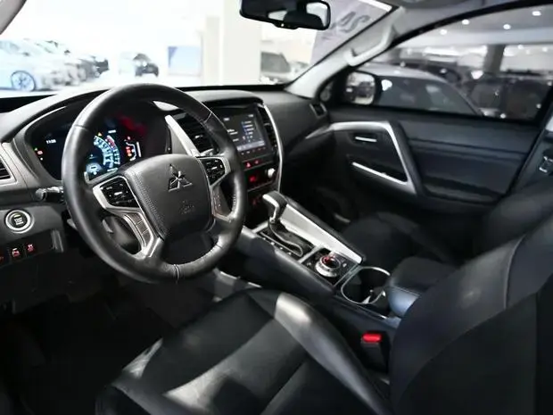 Mitsubishi Pajero Sport HPE-S 2.4