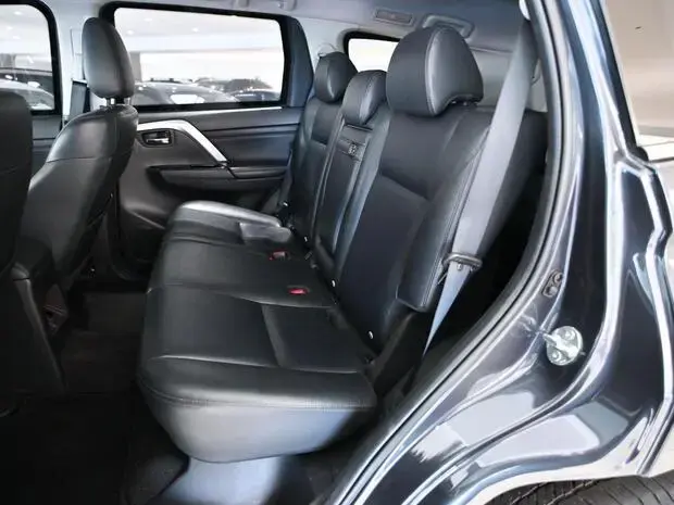 Mitsubishi Pajero Sport HPE-S 2.4