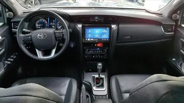 Toyota HILUX SW4 2.8 D-4D TURBO DIESEL SRX 7L 4X4 AUTOMÁTICO