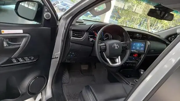 Toyota HILUX SW4 2.8 D-4D TURBO DIESEL SRX 7L 4X4 AUTOMÁTICO