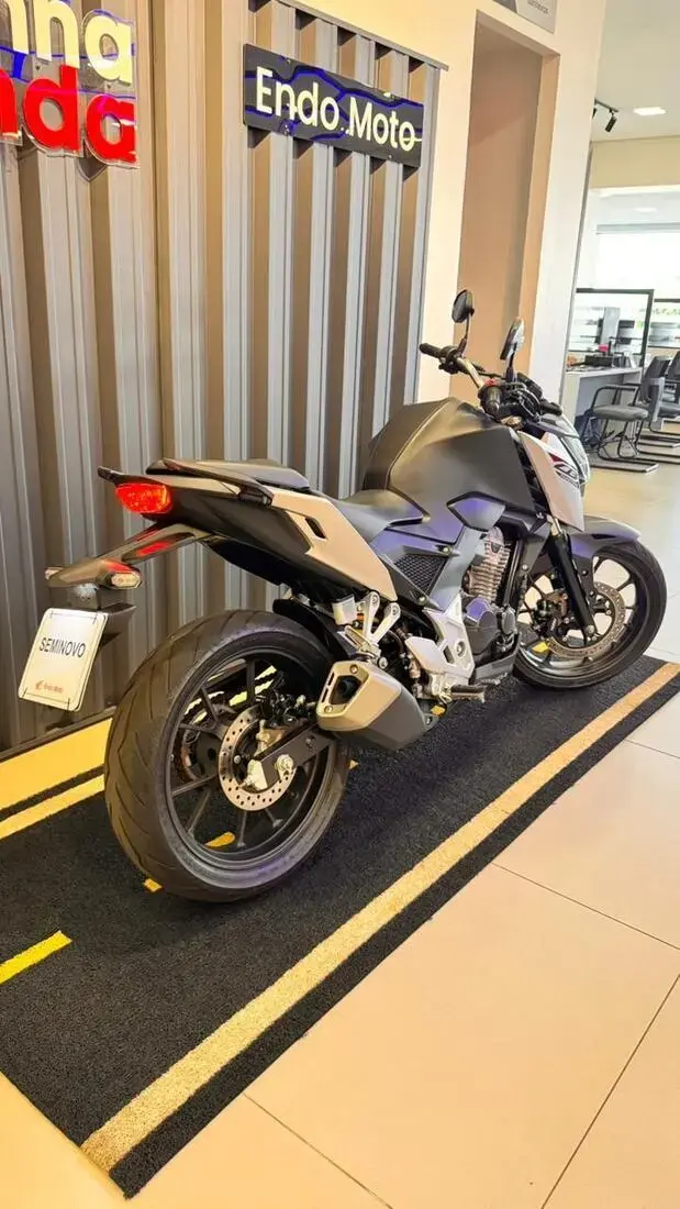galeria CB 300F TWISTER